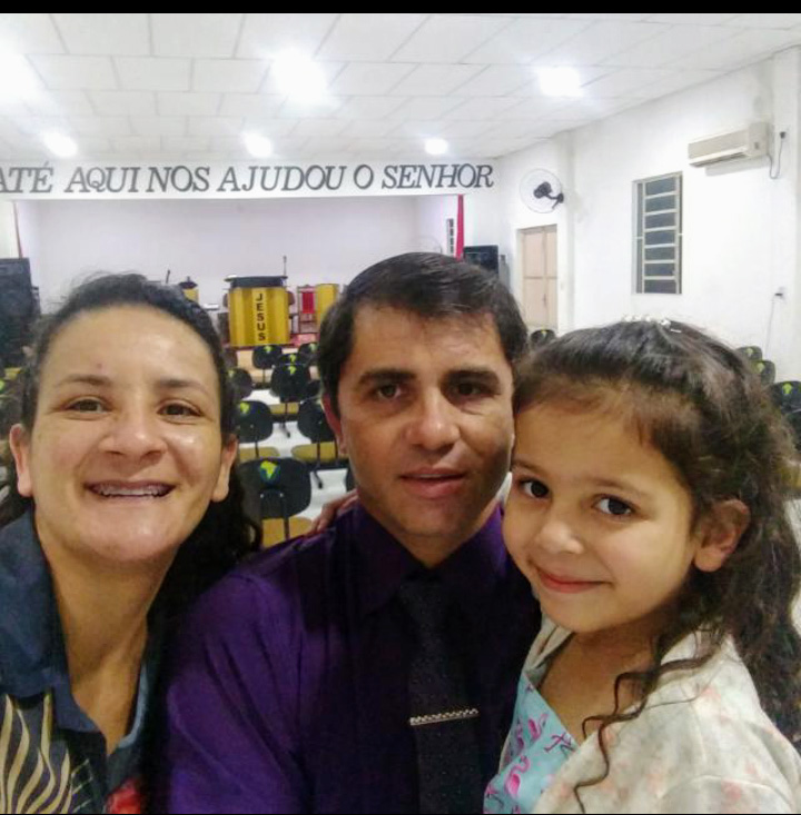 Pra. Simara, Pr. Cleiton Duarte e filha.